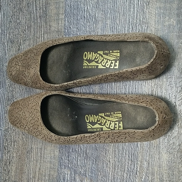 Salvatore FERRAGAMO Size 7 AA Tan Suede Leather Gold design Low Heel - Picture 6 of 16